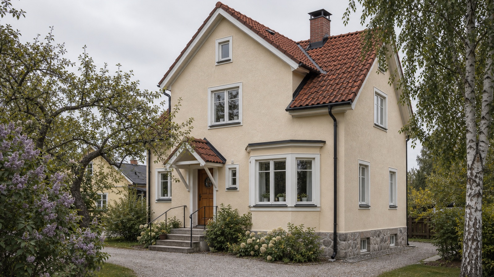 Fasadmålning i Rimbo med nymålad fasad med lugn kulör och tydlig ytfinish för villor, gårdshus och mindre fastigheter