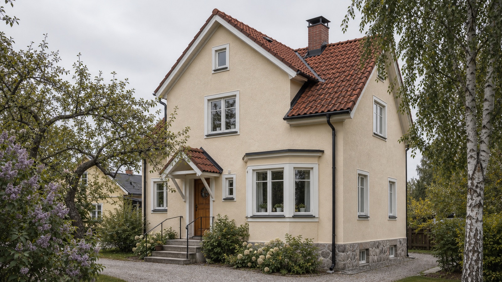 Fasadmålning i Roslagen med nymålad fasad med lugn kulör och tydlig ytfinish för villor, fritidshus, gårdar och bostadsfastigheter