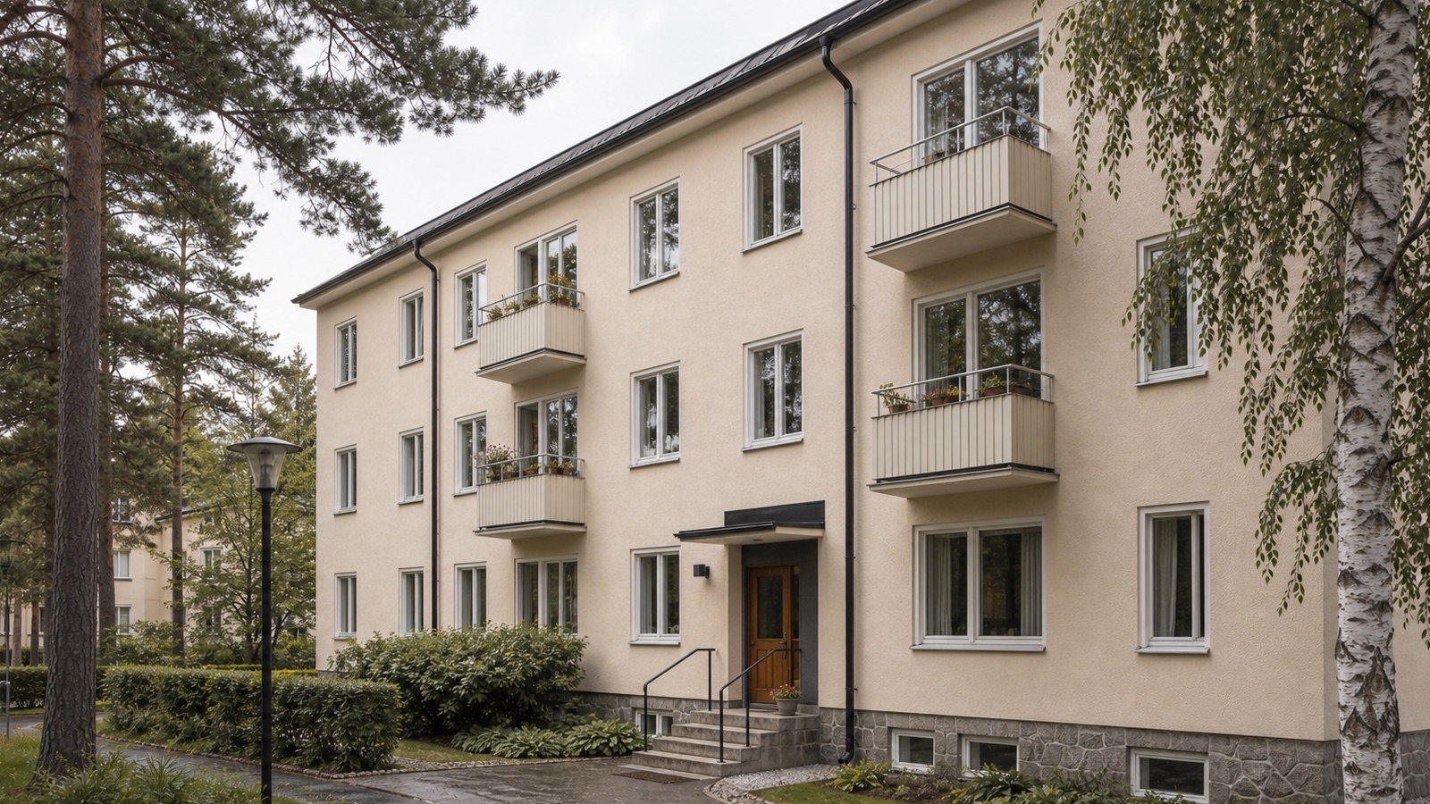 Modern putsfasad med ljus kalkton och mjuka skuggor