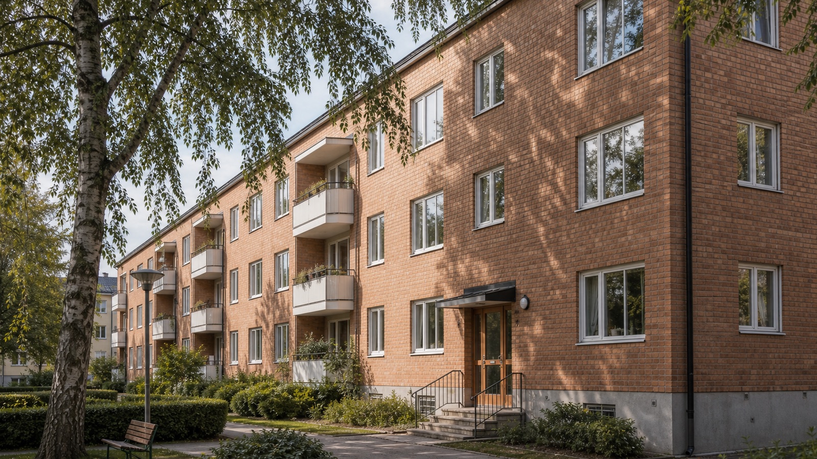 Tegelfasad med ljus putsad detalj och nordisk arkitektur